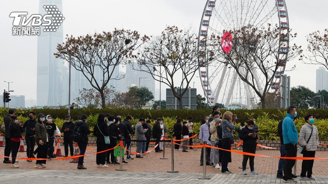 由於疫情不斷擴大,許多民眾都被通知需前往接受採檢。(圖/達志影像美聯社)