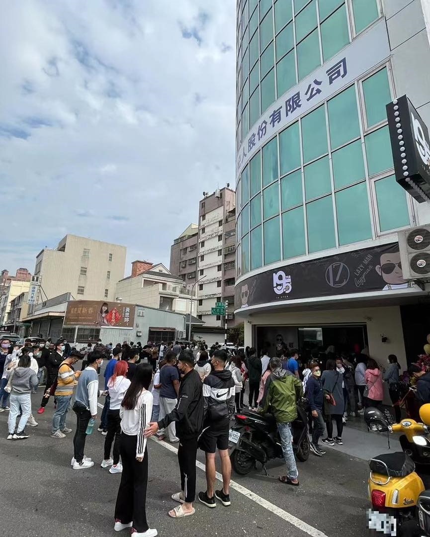 排隊人潮綿延到馬路上。(圖/翻攝自鳳梨吳泓逸臉書)