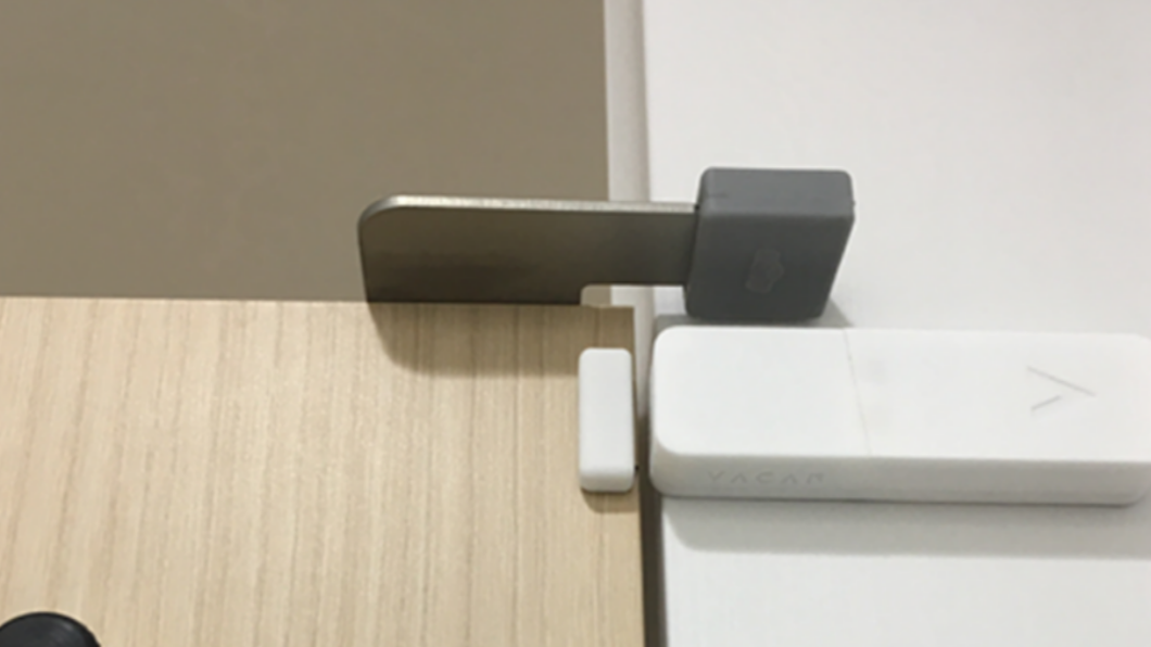 廁所隔間內裝有感應器,偵測使用時間。(圖/翻攝自まいどなニュース)