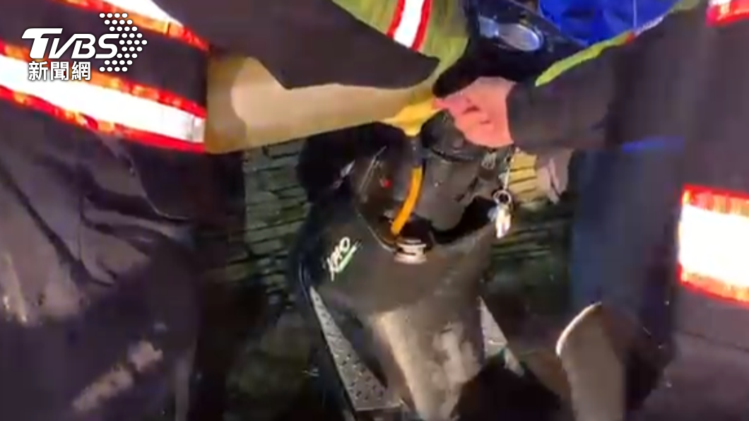 一名菲籍遊客的機車沒油卡合歡山，警方倒油救援。（圖／TVBS）