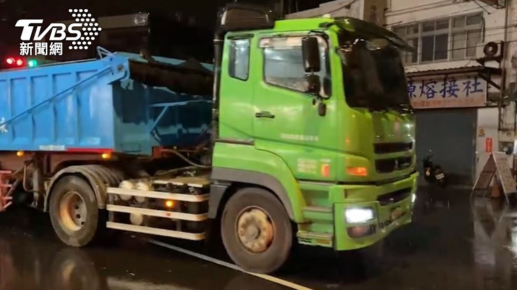 砂石車違停紅線。（圖／TVBS）