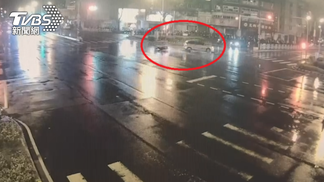 機車與轎車撞擊瞬間。(圖/警方提供)