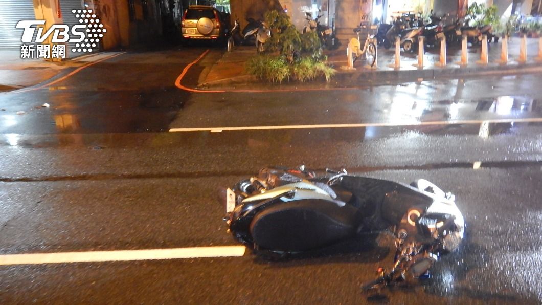 男大生凌晨冒雨騎車急煞打滑自撞 送醫搶救仍不治