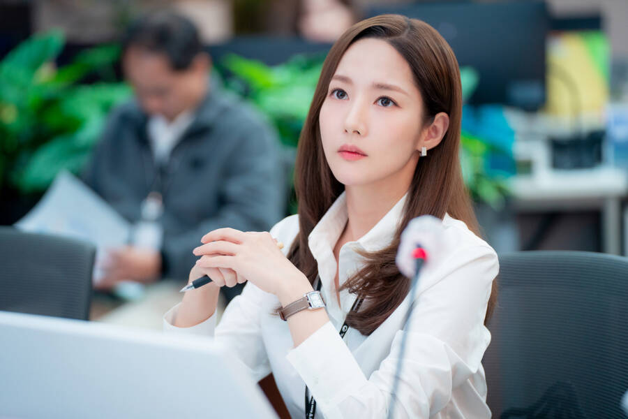 《氣象廳的人們:社內戀愛殘酷史篇》劇照。(圖/Netflix提供)