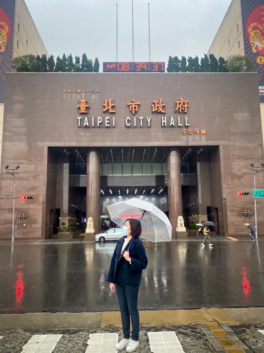 黃瀞瑩在臉書貼出離開北市府的照片。(圖/翻攝黃瀞瑩臉書)