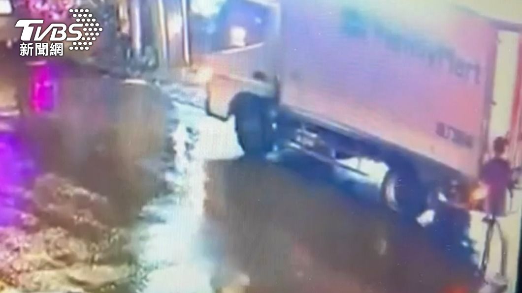 疑忘拉手剎車滑動!超商司機肉身擋車遭夾擊 頭變形身亡
