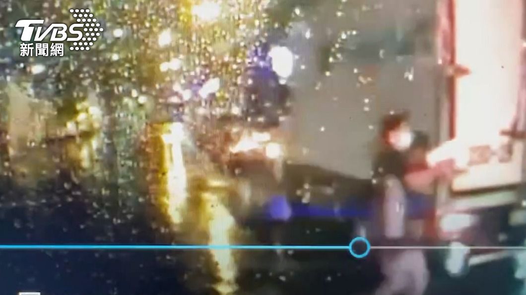 楊男試圖用肉身擋車。（圖／TVBS）