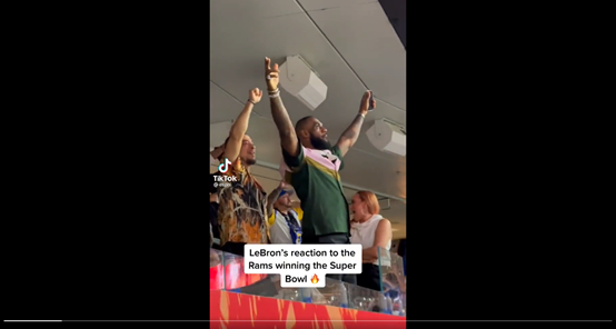 公羊奪勝後,詹姆斯站起身,張開雙手祝賀。(圖/翻攝自espn TikTok)