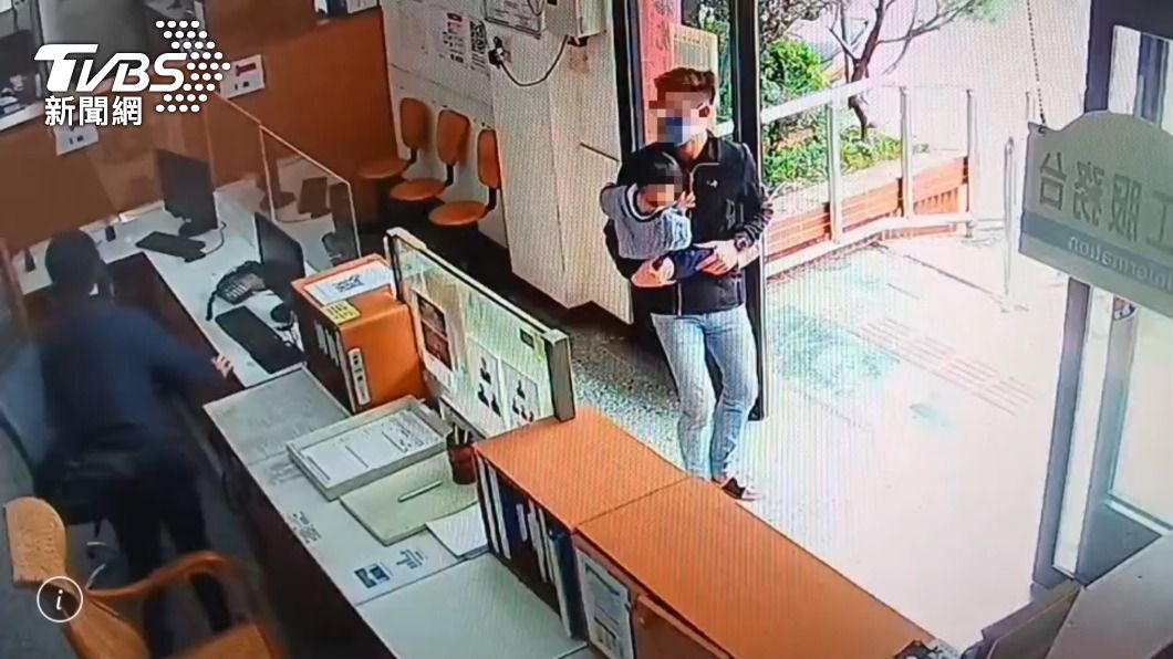 1歲嫩嬰洗澡口冒鮮血!新手爸嚇壞求救 警狂飆載送醫
