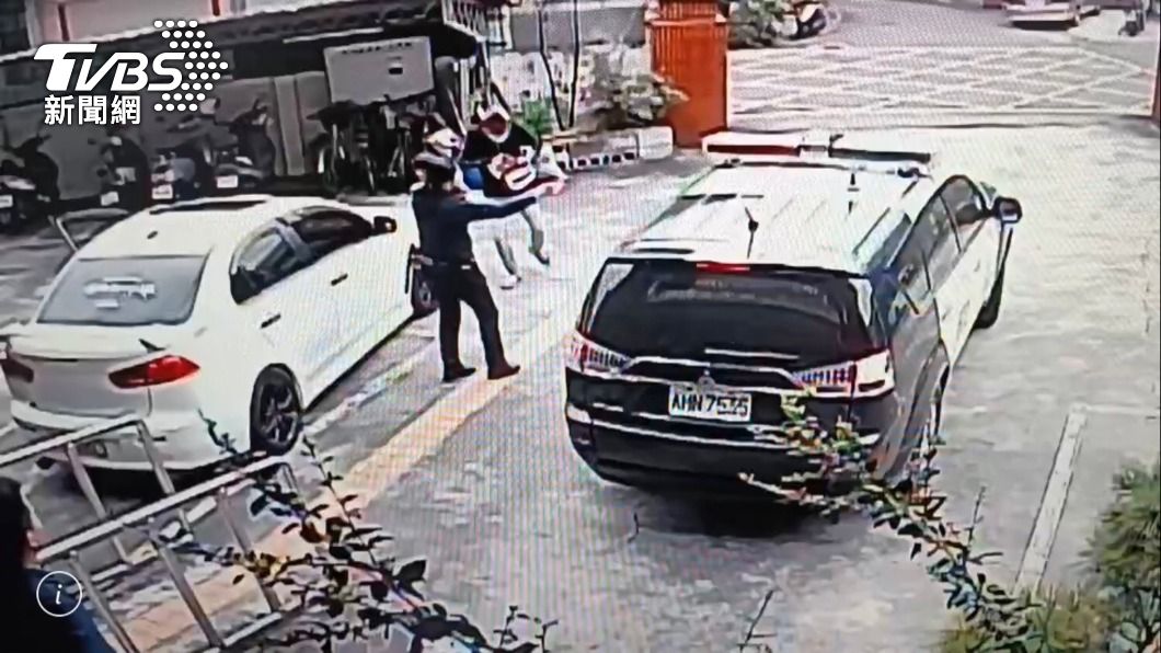 警方開巡邏車載送父子倆前往醫院就醫。(圖/警方提供)