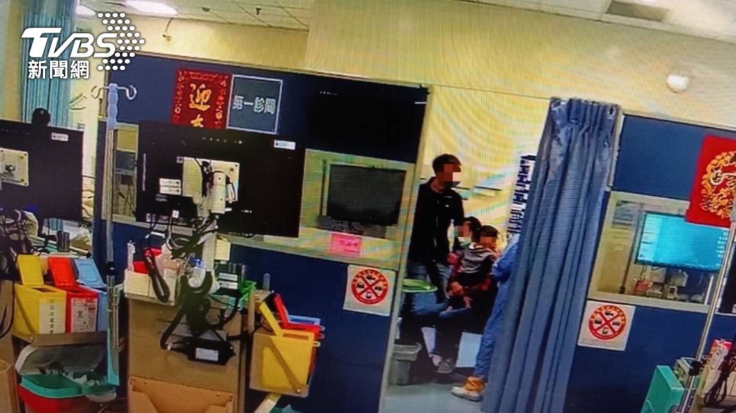 1歲嫩嬰洗澡突然口冒鮮血,警開車載父子倆前往醫院就醫。(圖/警方提供)