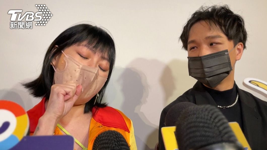 小S的孩子拿情趣用品去「嚕臉」。(圖/TVBS)