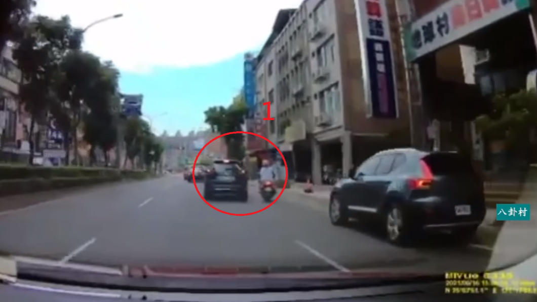 黑色轎車1分鐘惡意逼車4次。（圖／翻攝自八卦村 - 行車紀錄器影片上傳中心臉書）