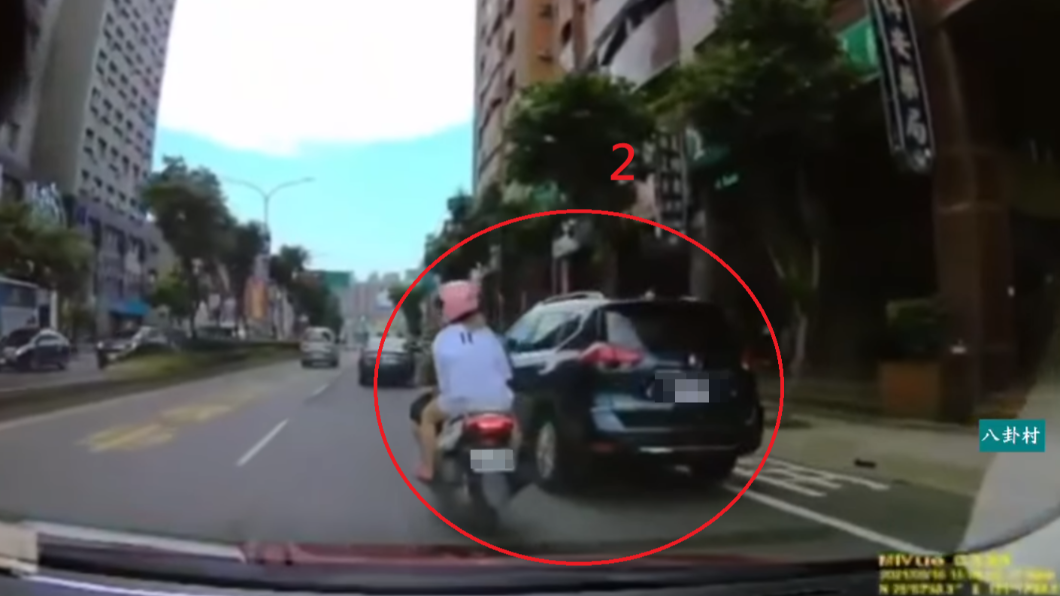 黑色轎車1分鐘惡意逼車4次。（圖／翻攝自八卦村 - 行車紀錄器影片上傳中心臉書）