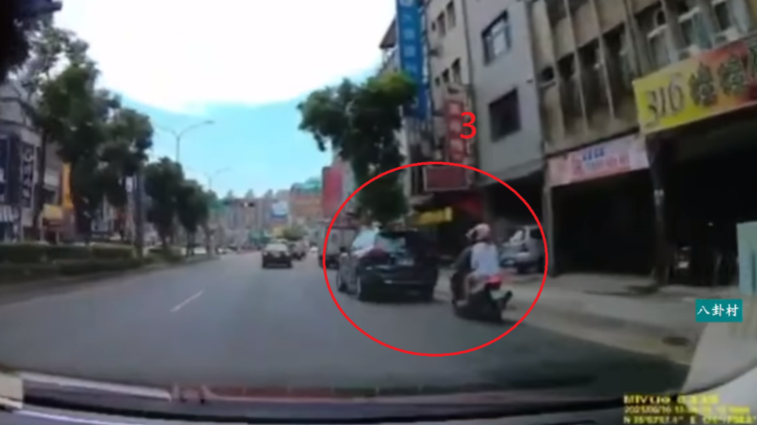 黑色轎車1分鐘惡意逼車4次。（圖／翻攝自八卦村 - 行車紀錄器影片上傳中心臉書）