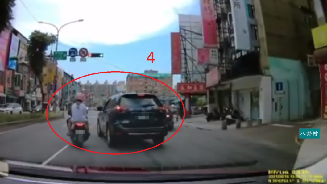 黑色轎車1分鐘惡意逼車4次。（圖／翻攝自八卦村 - 行車紀錄器影片上傳中心臉書）
