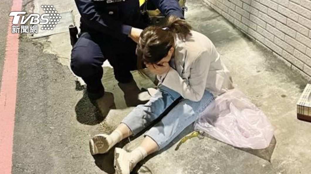 情人節前被分手⋯23歲女醉倒路邊 見警暴哭:我失戀了