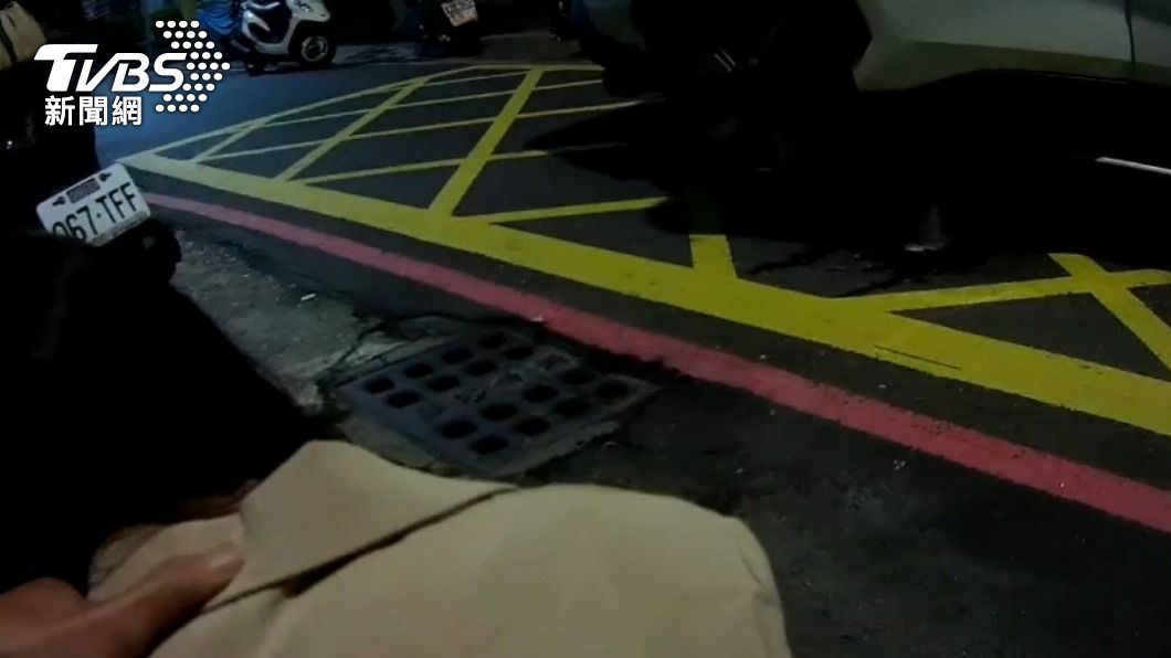 女子哭著跟警察道歉。(圖/TVBS)
