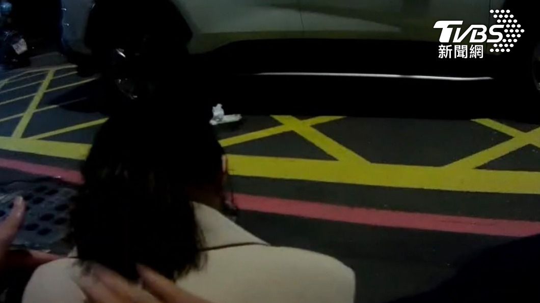 女子喝醉酒倒在家門前,警方不斷安慰她。(圖/TVBS)