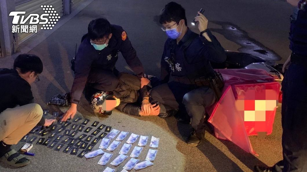 外送員保溫箱裡藏50包毒咖啡 警佯裝買家面交當場查辦