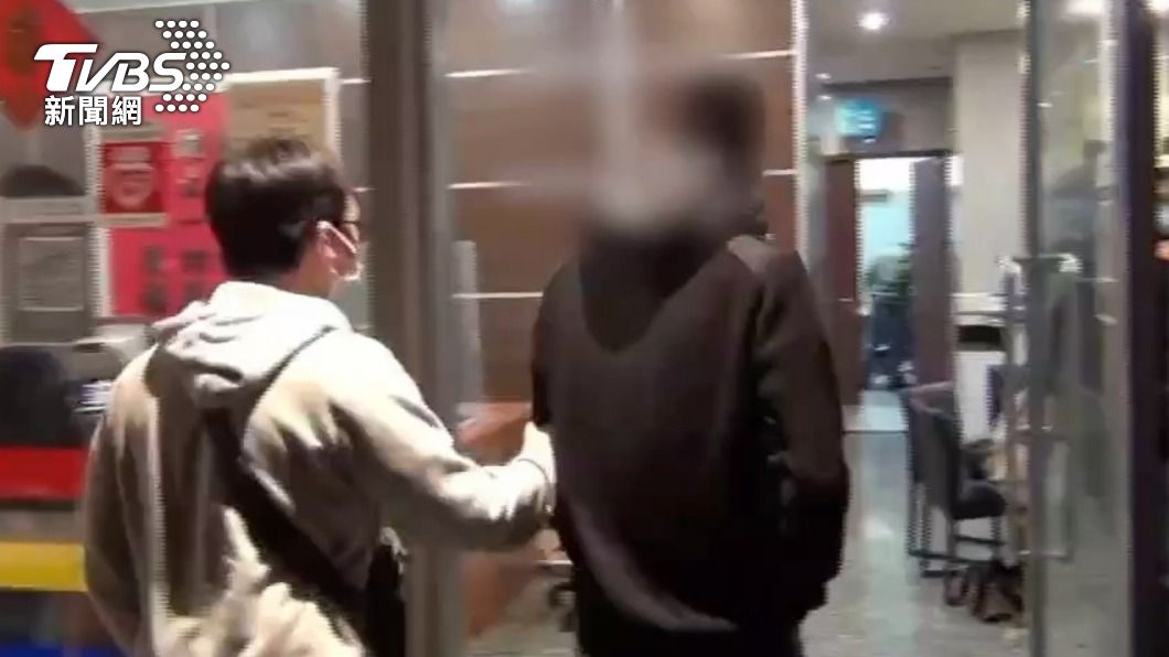 2名犯嫌砍完人躲在朋友家。(圖/TVBS)