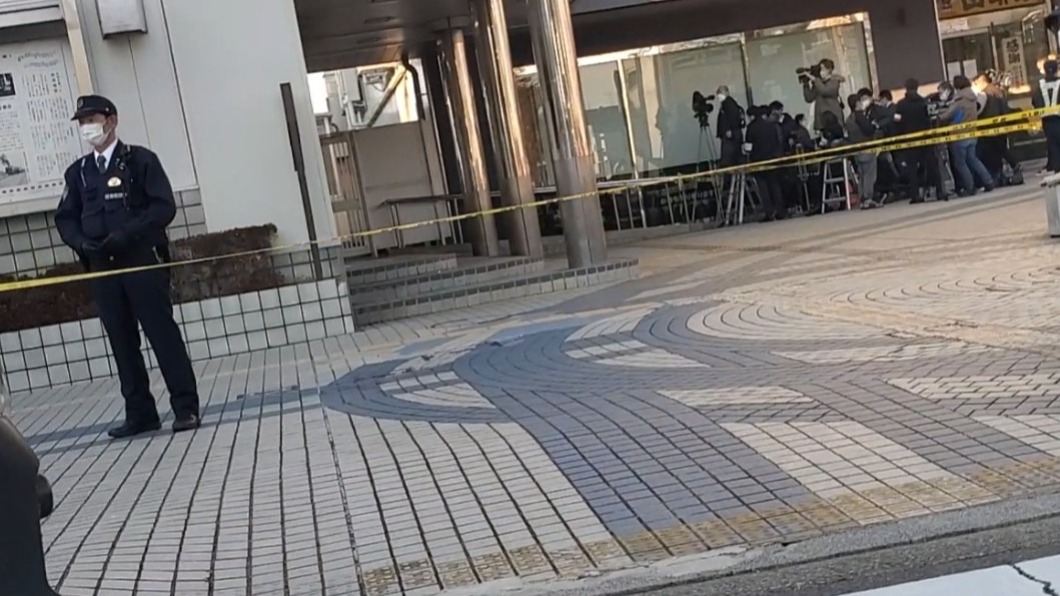 日本警方在案發現場拉起封鎖線。（圖／翻攝自yknokkn 推特 @YInochin）