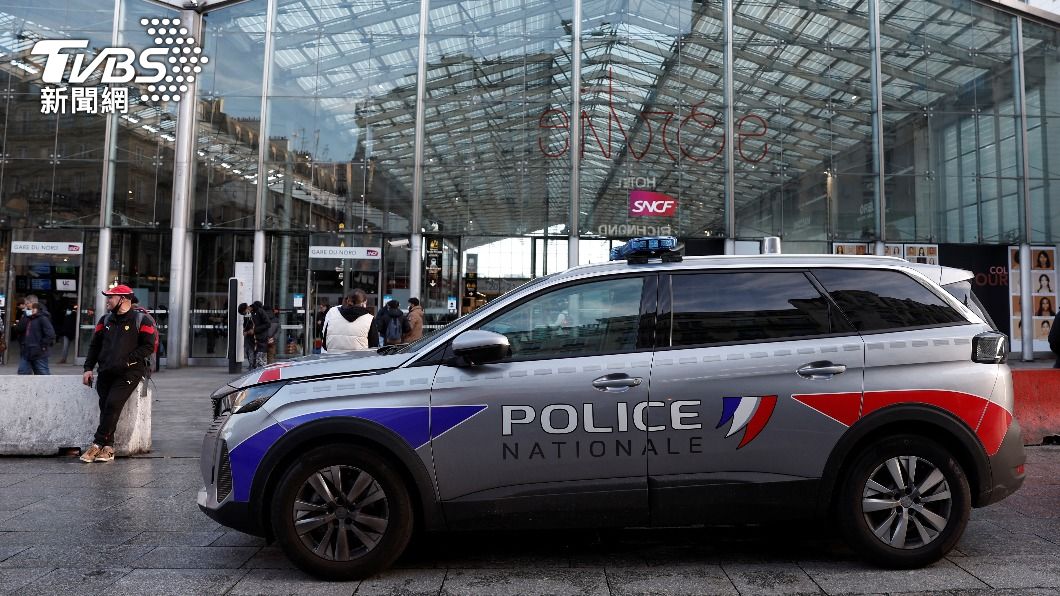 巴黎警方車輛停靠在車站外。（圖／達志影像路透社）
