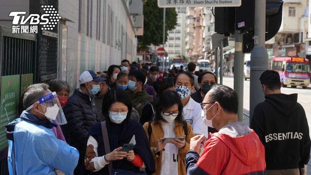 香港多處可見排隊等待採檢的人潮。（圖／達志影像路透社）