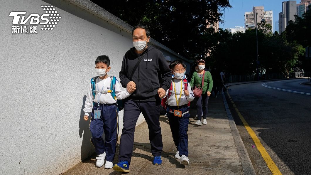 香港學子最快得等到下個月車才有機會重啟實體課程。（圖／達志影像美聯社）