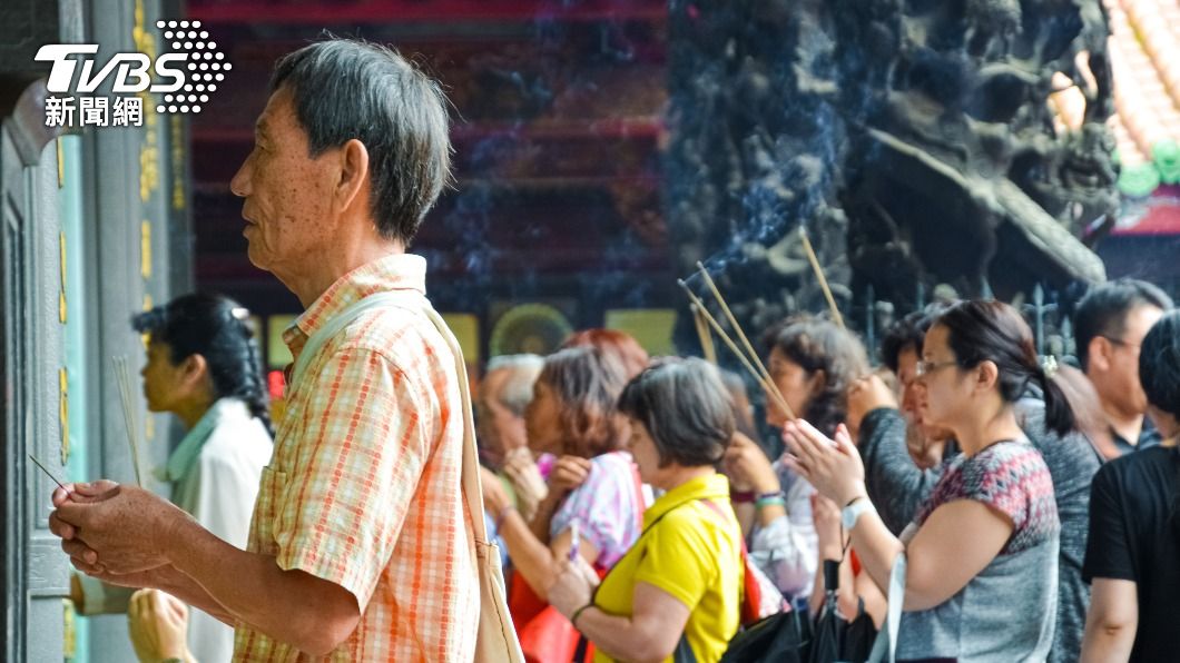 元宵節可以提燈籠去廟宇求子嗣。（示意圖／shutterstock達志影像）