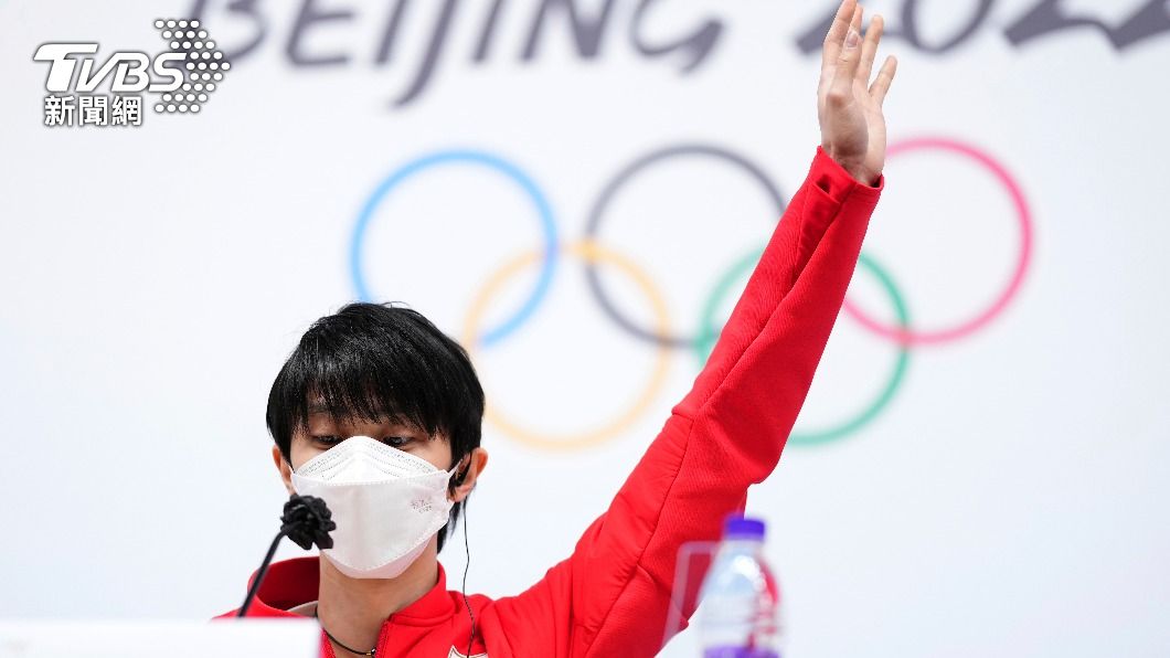 羽生抵達記者會現場後,率先舉手發言,感謝參加的媒體記者。(圖/達志影像美聯社)