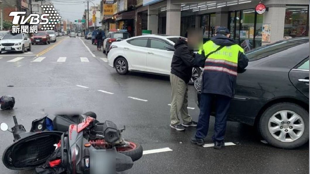 轎車轉彎與直行機車碰撞！　騎士連車帶人倒地零件噴飛送醫