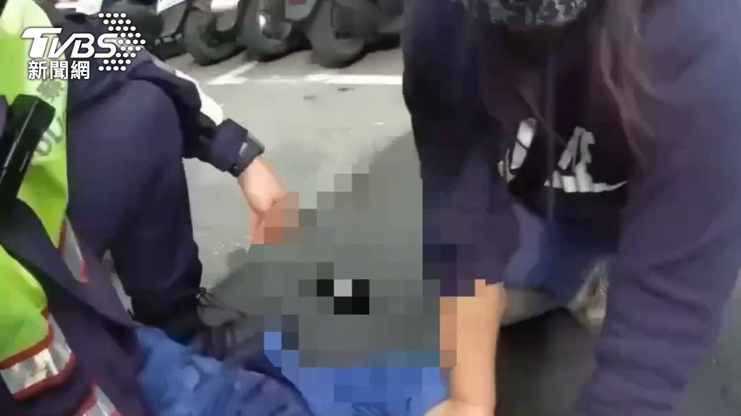 民眾聞到男子身上有酒味。(圖/TVBS)