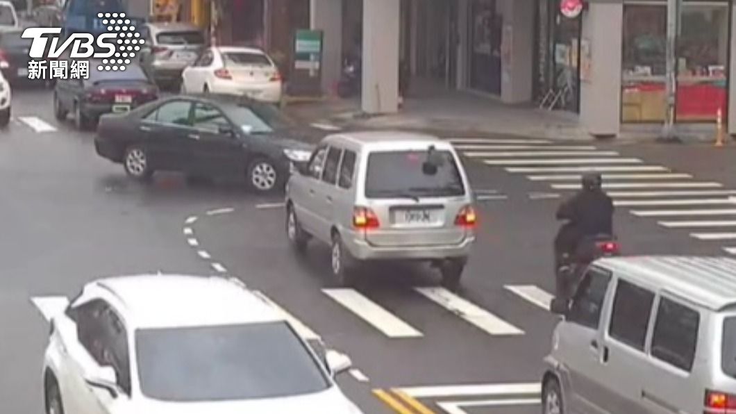 羅男駕駛的小客車欲在路口左轉，遇上陳男所騎乘的直行機車。（圖／TVBS）