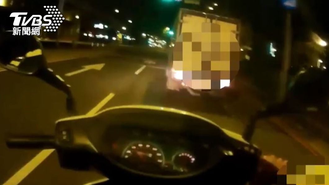 通緝犯違停路邊,警方上前盤查他竟加速逃逸。(圖/TVBS)