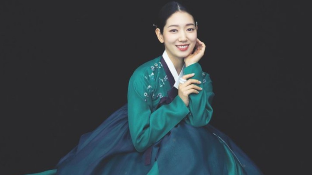 朴信惠的韓服照。(圖/翻攝自ssinz7 IG)