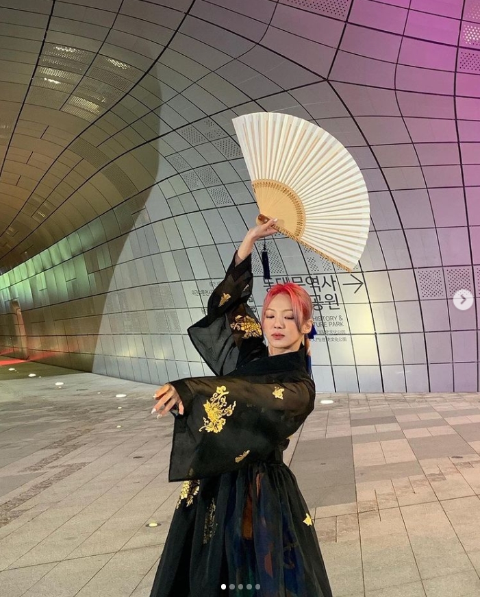 孝淵的韓服照。(圖/翻攝自hyoyeon_x_x IG)