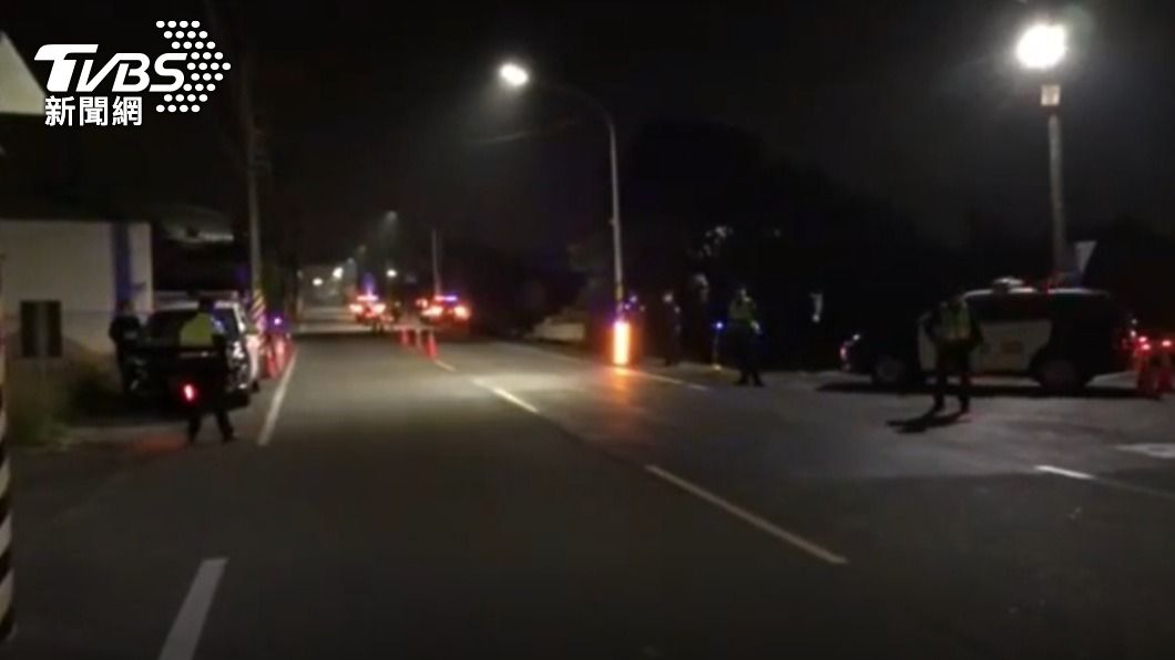 警方在可能經過路段設攔檢點。(圖/TVBS)