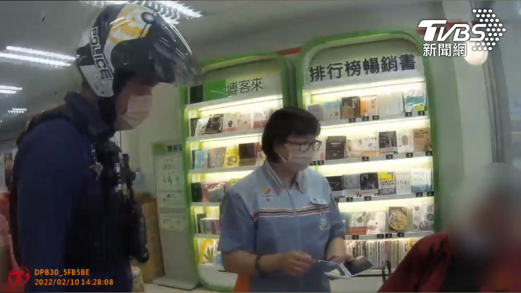 陳翁欲買11萬元遊戲點數,超商店員直覺有異報警處理。(圖/TVBS)