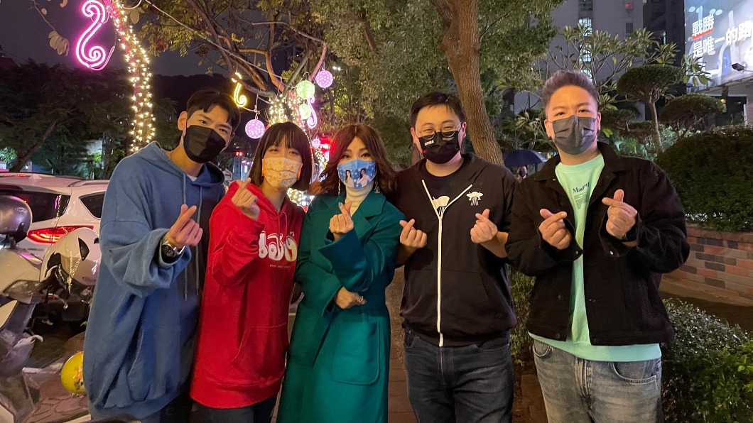 左起小路、亞美將、陳美鳳、台北觀光局長大熊、阿甘一起在台北燈節賞燈合影。(圖/民視提供)