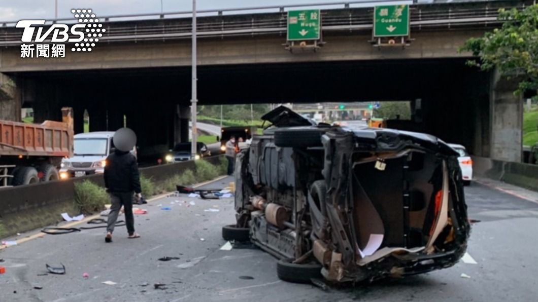 我剛睡醒...早上6點開車出門　男自撞分隔島「車翻人傷」
