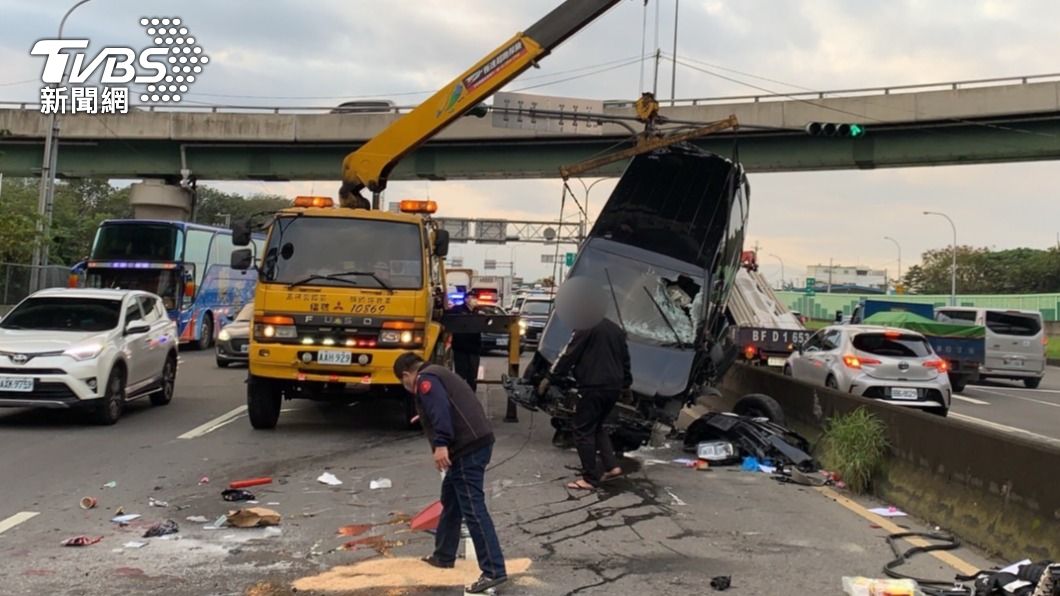 拖吊車到場協助,現場物品散落滿地。(圖/TVBS)
