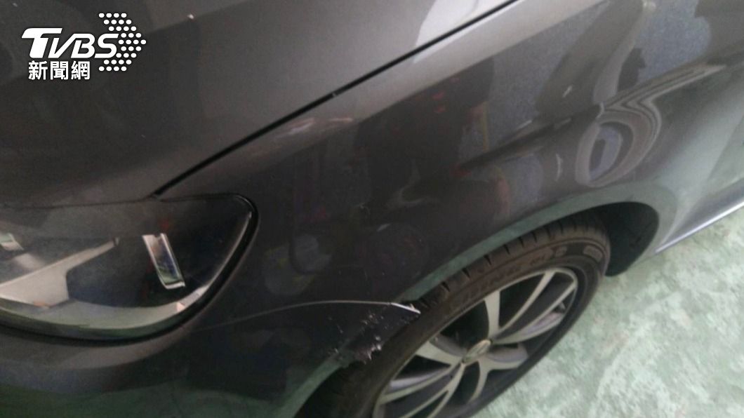 愛車葉子板被7隻黑狗兄咬到坑坑洞洞,車主直呼好倒楣。(圖/TVBS)