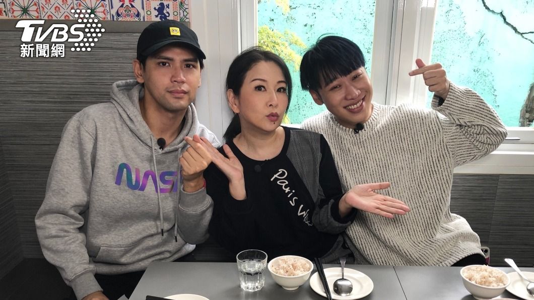 張秀卿品嚐阿姨手路菜，想起不為人知的童年。（圖／TVBS）