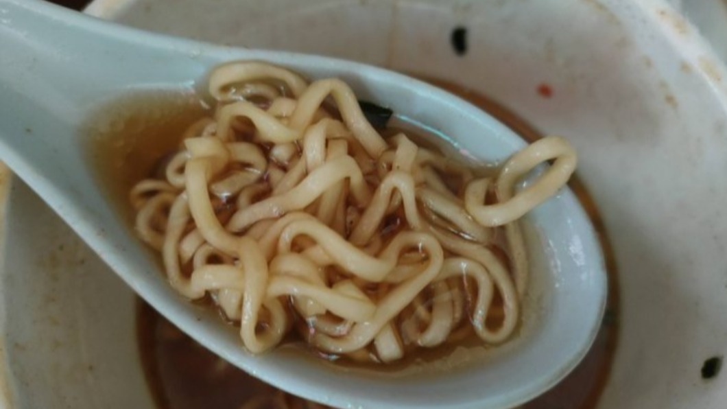 該名網友吃泡麵時一定要搭配湯匙。（圖／翻攝自Dcard）