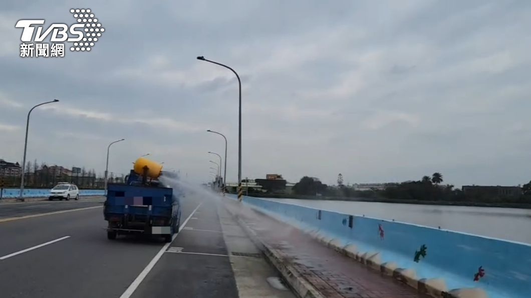 桃園區莊敬大池有確診者足跡,市府派員進行消毒。(圖/桃園市府環保局提供)