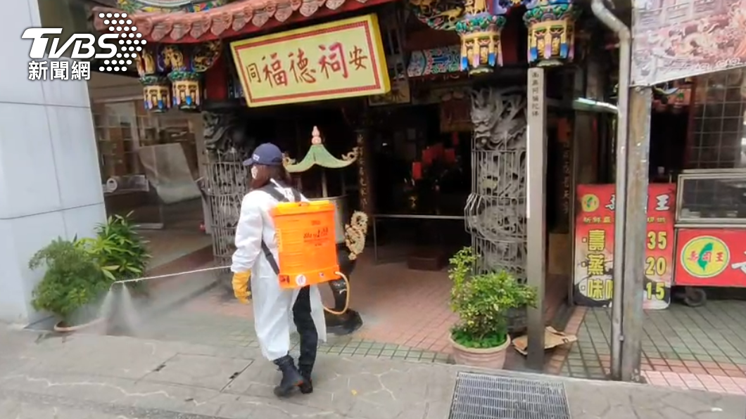 同安福德祠有確診者足跡,市府派員進行消毒。(圖/桃園市府環保局提供)