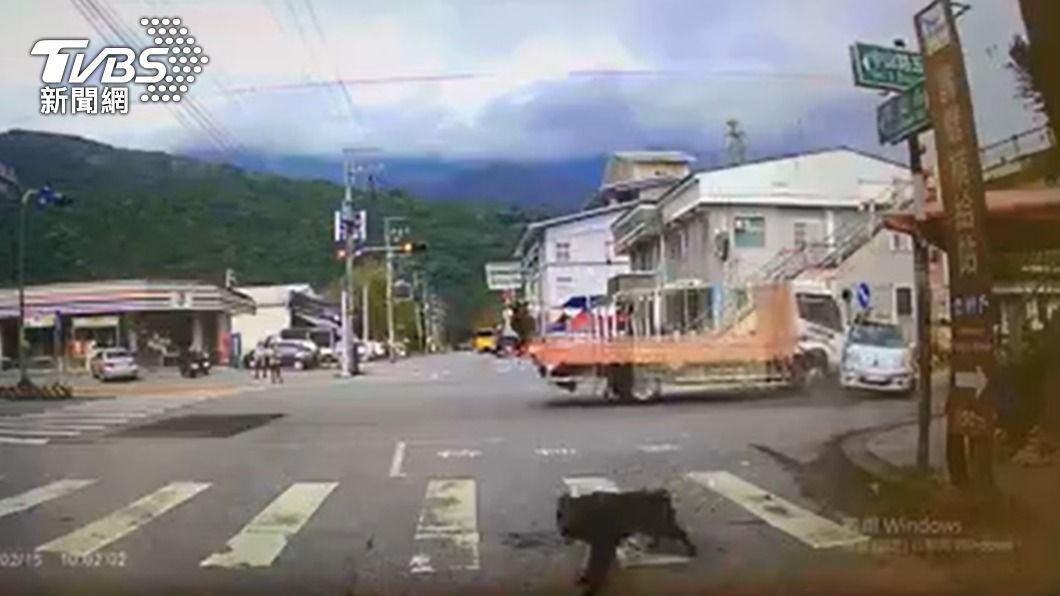 花蓮老翁駕車與貨車路口碰撞 小黑狗目擊現場嚇爆飛奔