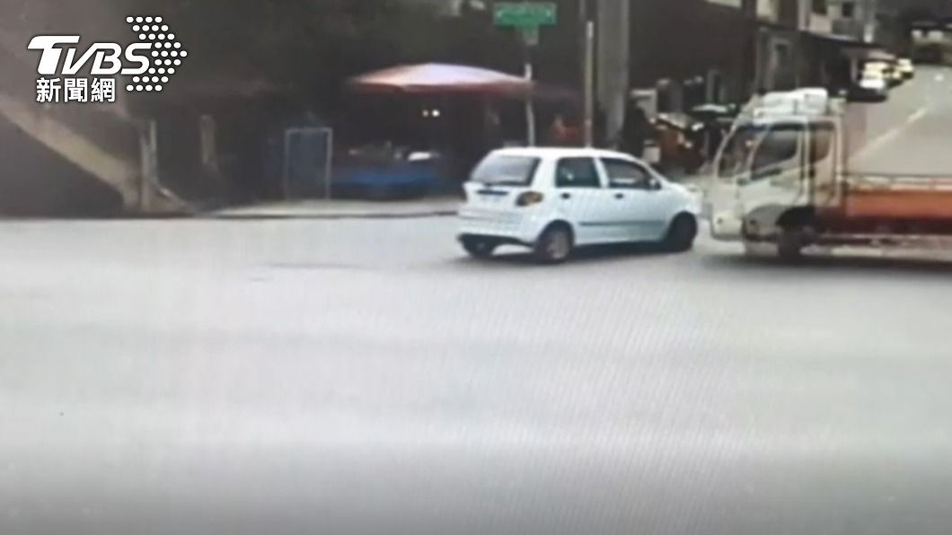 這起事故由鄭姓老翁駕駛自小客車左轉,碰上直行的年輕貨車駕駛。(圖/TVBS)