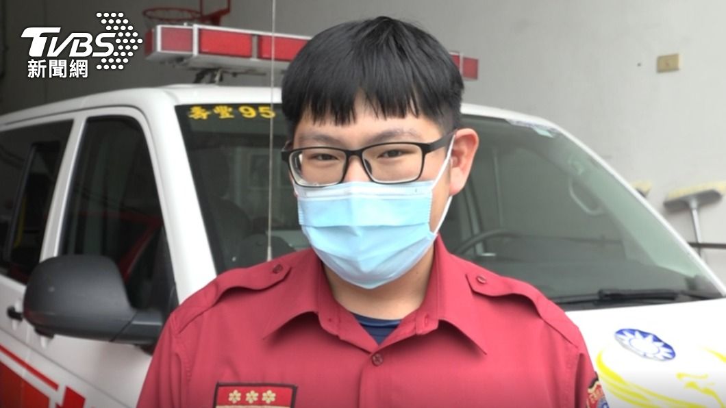 案發現場在消防分隊前,當時正要外出訓練的隊員們立馬熱心提供協助。(圖/TVBS)